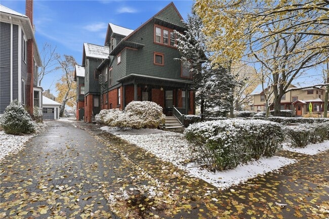 Primary Photo - 98 Barrington St