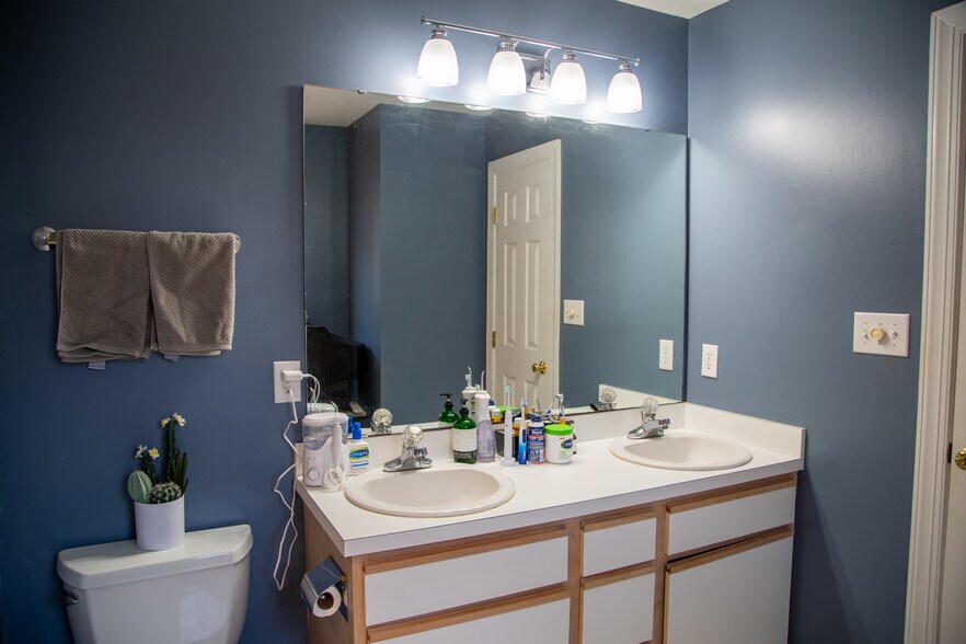 Building Photo - 2723 Sterling Park Dr