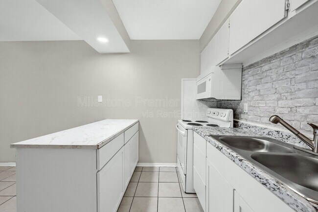 Building Photo - 816 S Crockett St