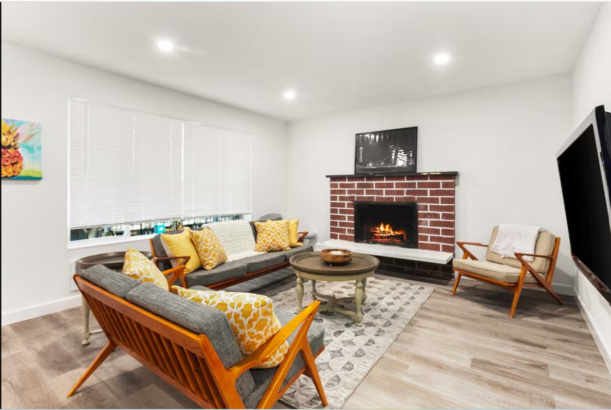 Building Photo - 1803 15th Ave S