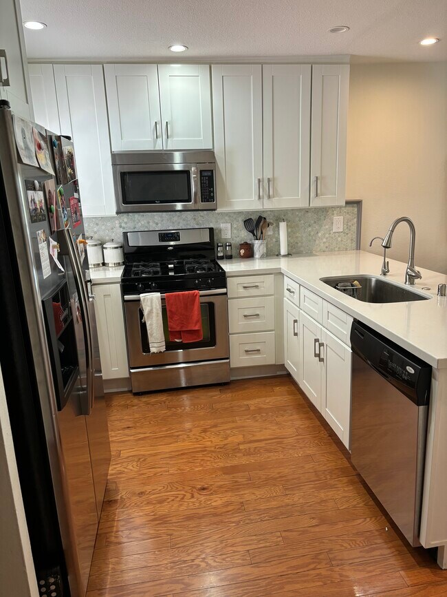 Building Photo - 10926 Bluffside Dr