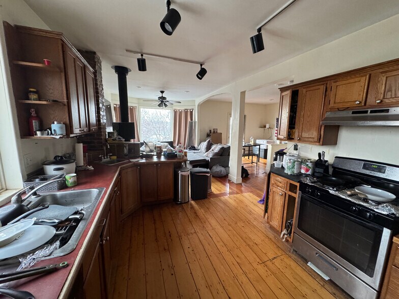 Building Photo - 53 Lawn St