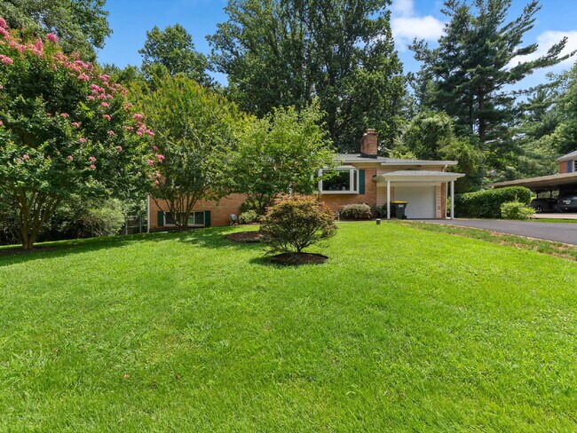 Building Photo - "Stunning 4-Bed Oasis with Granite Eleganc...