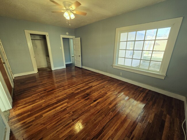 Building Photo - 312 S Avenue B