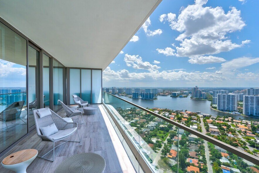 Building Photo - 18975 Collins Ave