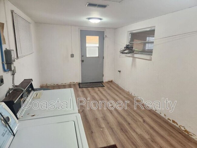 Building Photo - 5823 Elm St