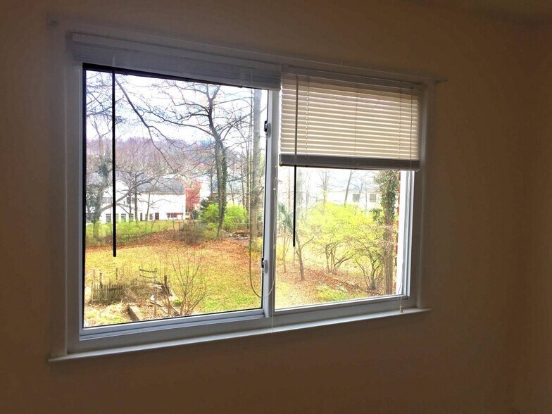 Building Photo - 4433 Village Dr