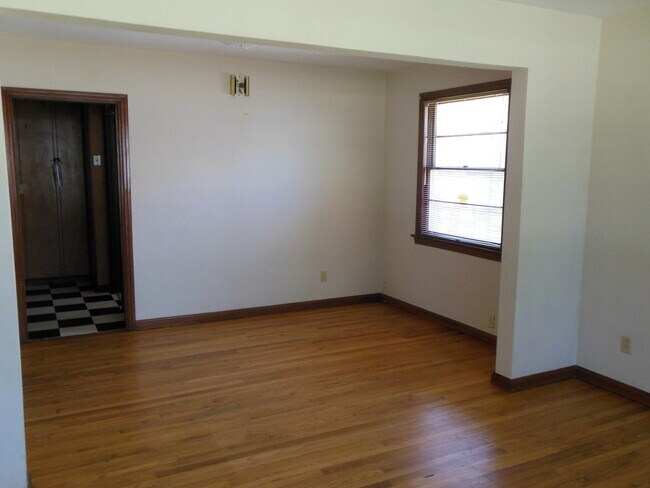 Building Photo - 7536 Epperson Ave