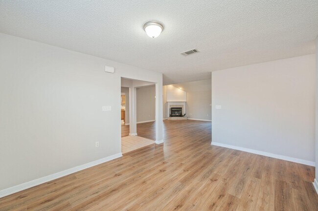 Building Photo - 546 Tikell Dr