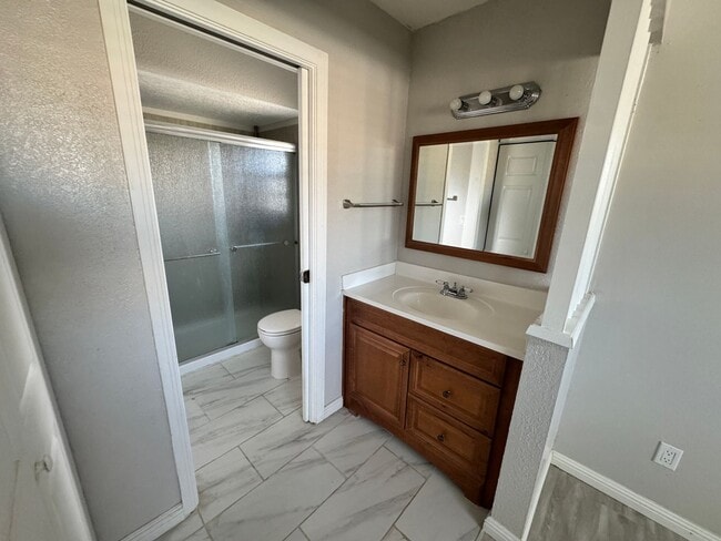 Building Photo - Beautifully renovated 3-bedroom, 2-bathroom