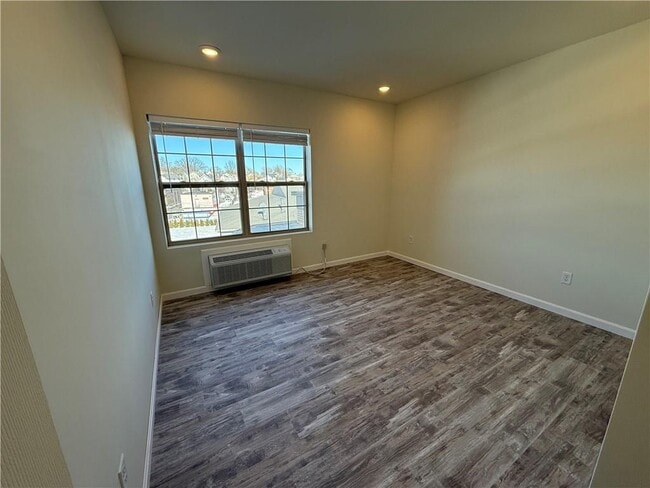 Building Photo - 327 Pine St