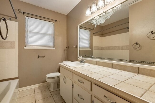 Building Photo - 2108 Henderson Dr