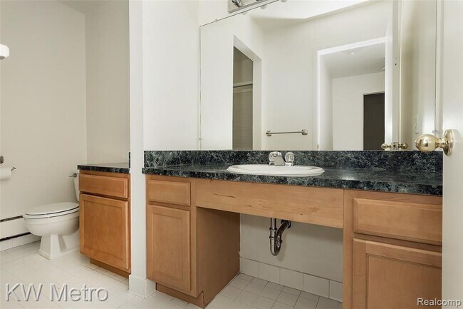 Building Photo - 2425 Torquay Ave