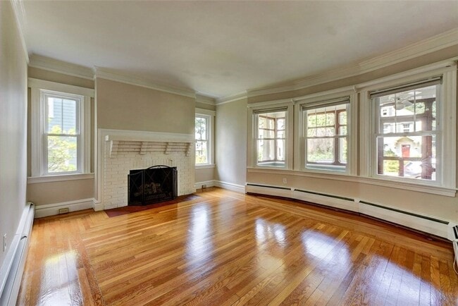 Building Photo - ****Pawtucket/Oakhill - Three Bed Single F...