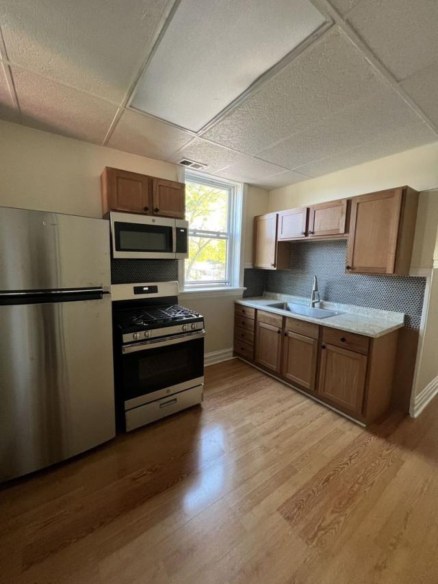 Building Photo - 3 bedroom in Chicago IL 60609