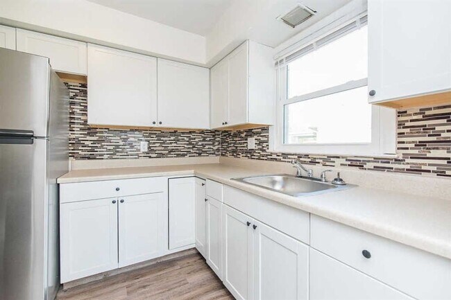 Building Photo - Spacious 4-Bed, 2-Bath Home for Comfortabl...