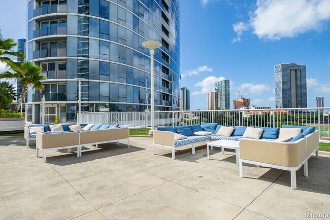 Building Photo - 2 BD/2 BA/2 Parking Condo in the Moana Pacific