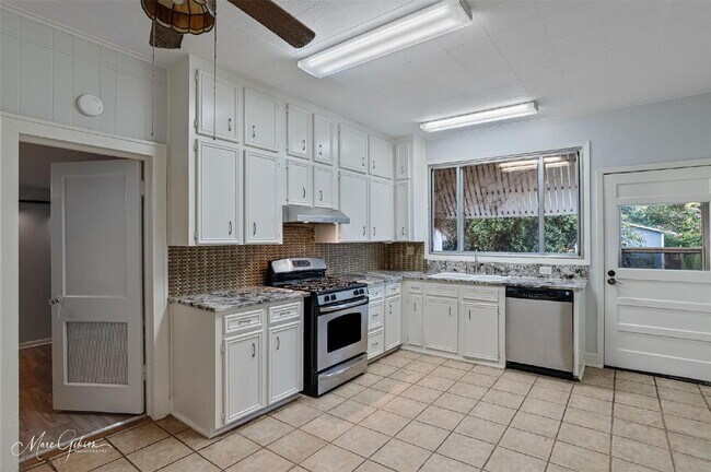 Building Photo - "Charming 3-Bed Oasis with Granite Touches & Hardwood Elegance in Bossier City!"