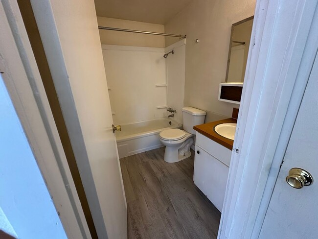 Building Photo - Newly remodeled - 1 bedroom apartment in P...