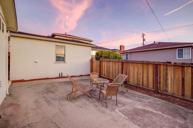 Building Photo - 675 3rd Ln