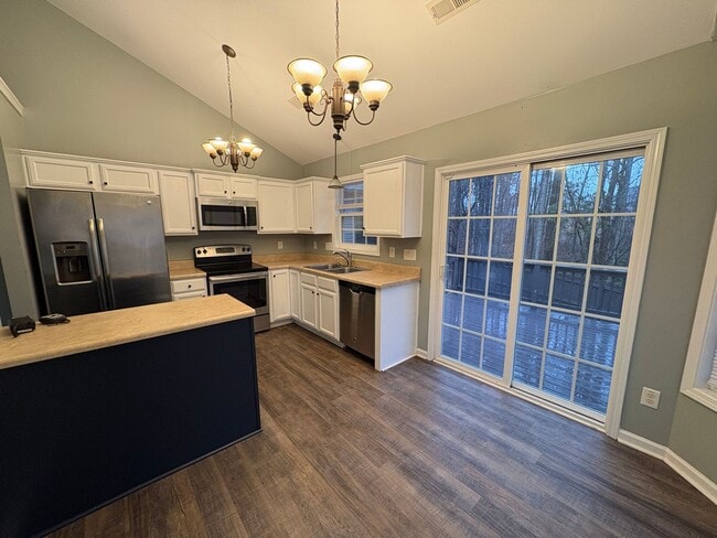 Building Photo - Lovely 3 Bed 2 Bath Raeford Home