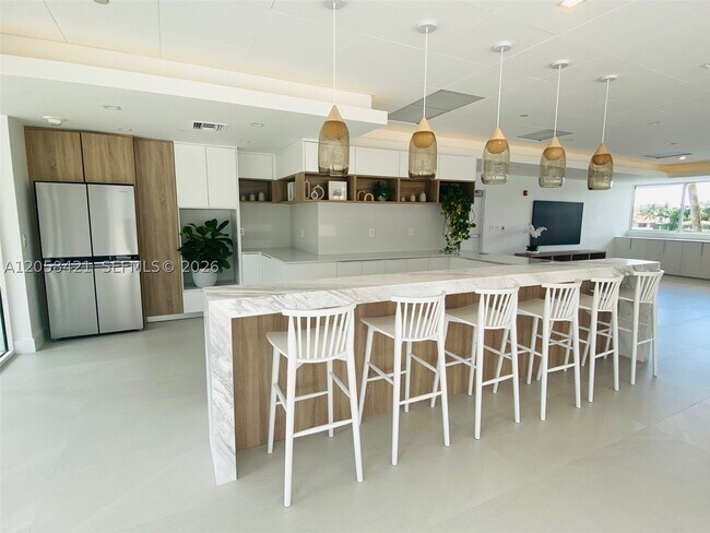 Building Photo - 5900 Collins Ave