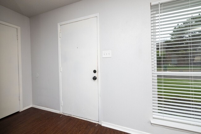 Building Photo - Remodeled Townhome with Granite & Stainless appliances