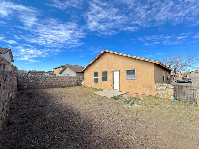 Building Photo - Northeast El Paso 3 Bed Refrig A/C