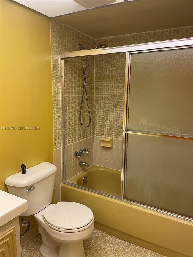 Building Photo - 2861 Somerset Dr