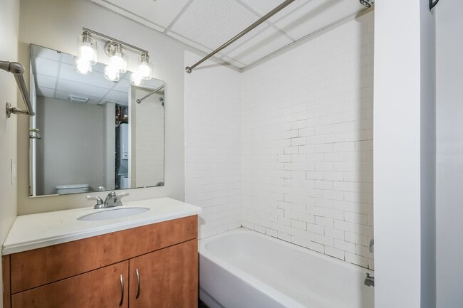 Building Photo - 1 bed / 1 bath w/Study - Move In Today!