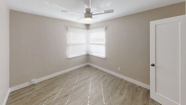 Building Photo - 5BD/3BA, Private Fenced Yard!!