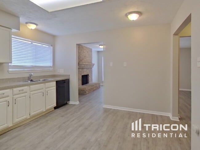 Building Photo - 5511 Fairview Forest Dr