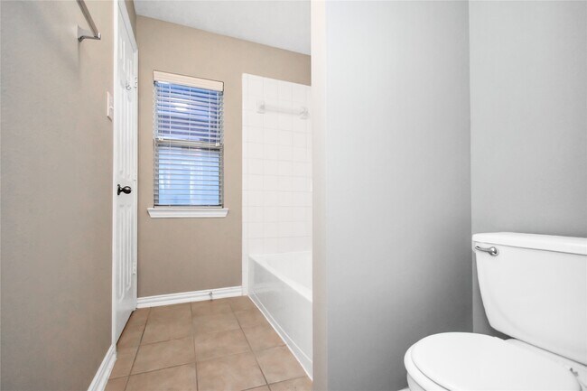 Building Photo - 10 E Artist Grove Cir