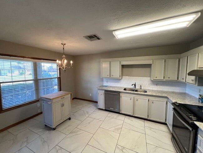 Building Photo - Spacious 3B/2B Duplex in South Lake Charles