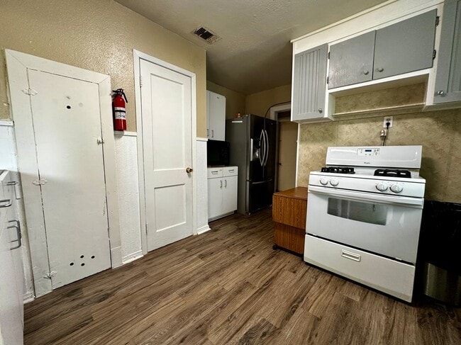 Building Photo - 2438 W Clarendon Dr