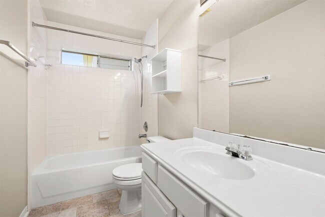 Building Photo - 3715 Crescent Dr