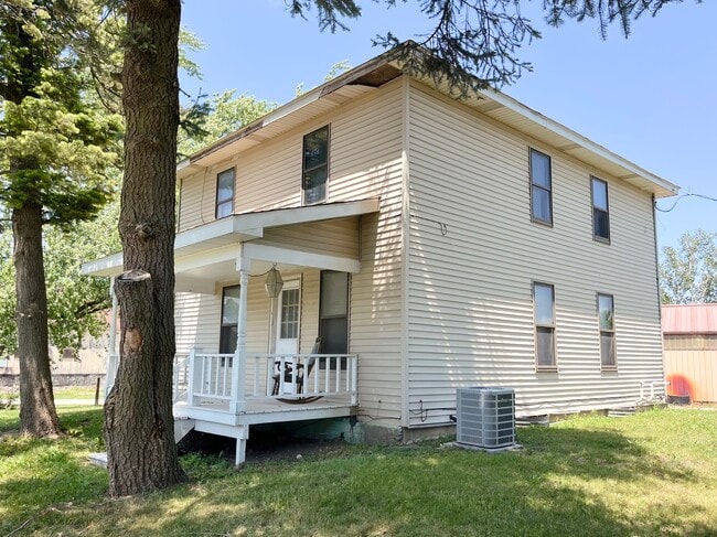 Building Photo - 1620 S River Rd