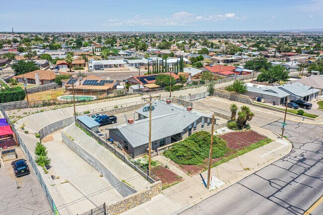 Building Photo - Beautiful 2 bed - 1 baths apartment  part of a TRIPLEX