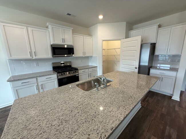 Building Photo - Springville Schools One Level 4 Bedroom / 3 Bathroom/ 3 Car Garage