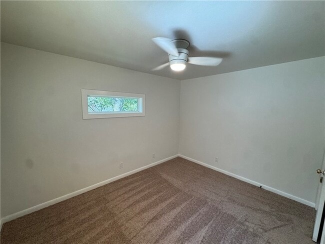 Building Photo - 700 E Edna St