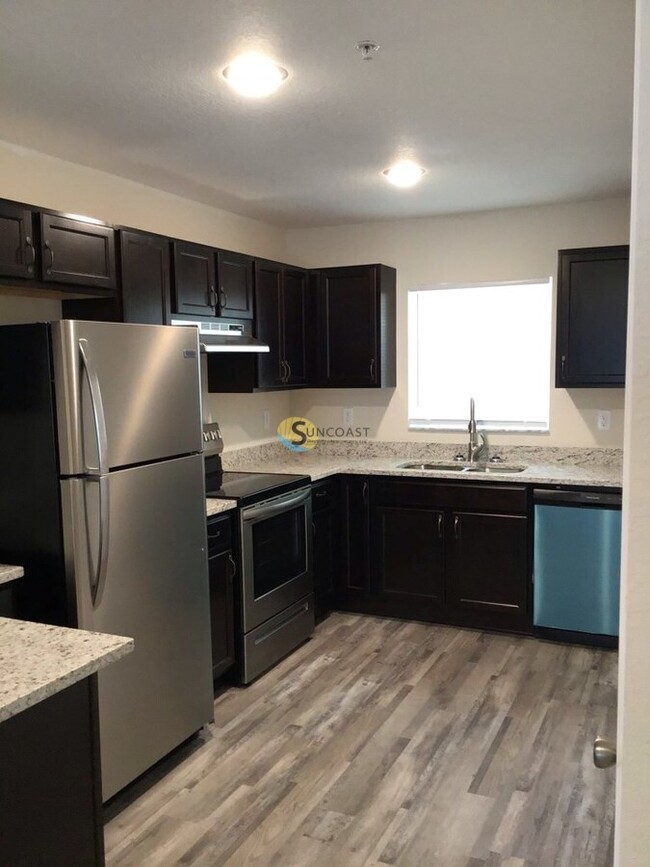 Building Photo - Beautiful Move-in Ready 2/2 Available Now ...