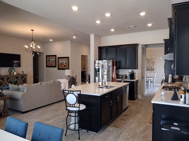 Building Photo - Beautiful 4 bedroom with a pool!!!