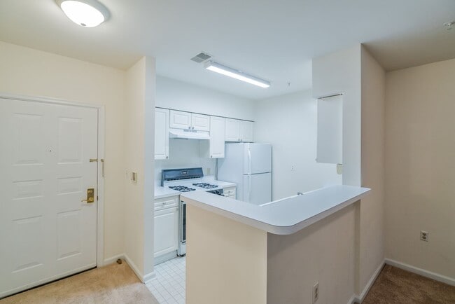 Building Photo - Charming And Well-Maintained 1 Bedr 1 Bath...