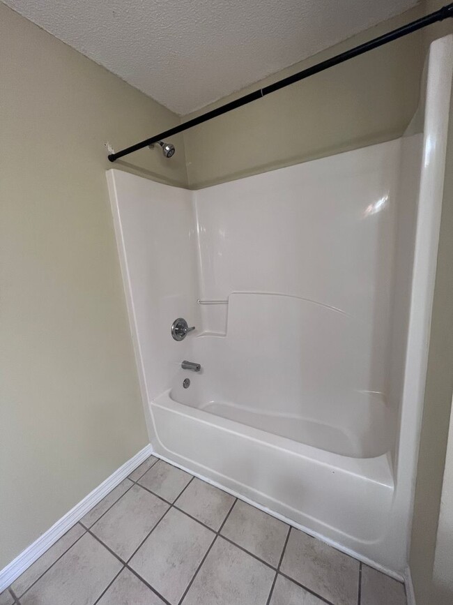 Building Photo - Crestview Townhouse