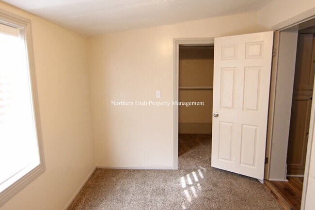 Building Photo - Updated 3 Bed 1 Bath with HVAC