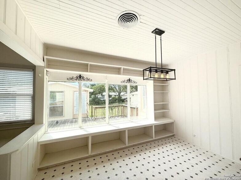 Building Photo - 1214 Sutton Dr