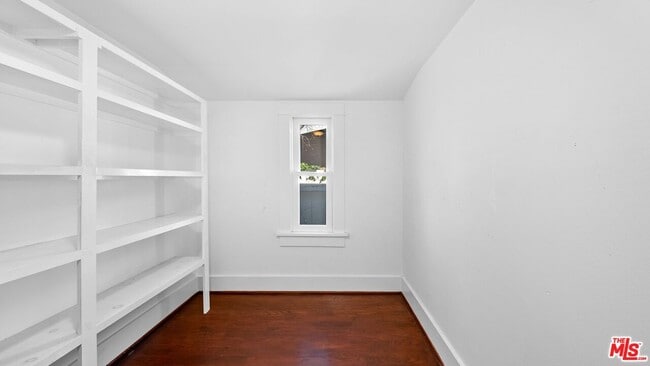 Building Photo - 915 Palms Blvd