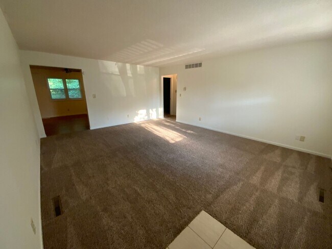 Building Photo - 207-207 Briarcrest Ct
