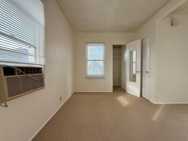 Building Photo - Cozy and Charming South Park One Bedroom Apartment Home!