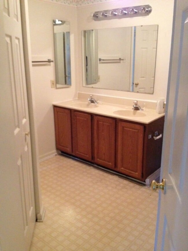 Building Photo - ABINGDON - LAURAL WOODS CONDO